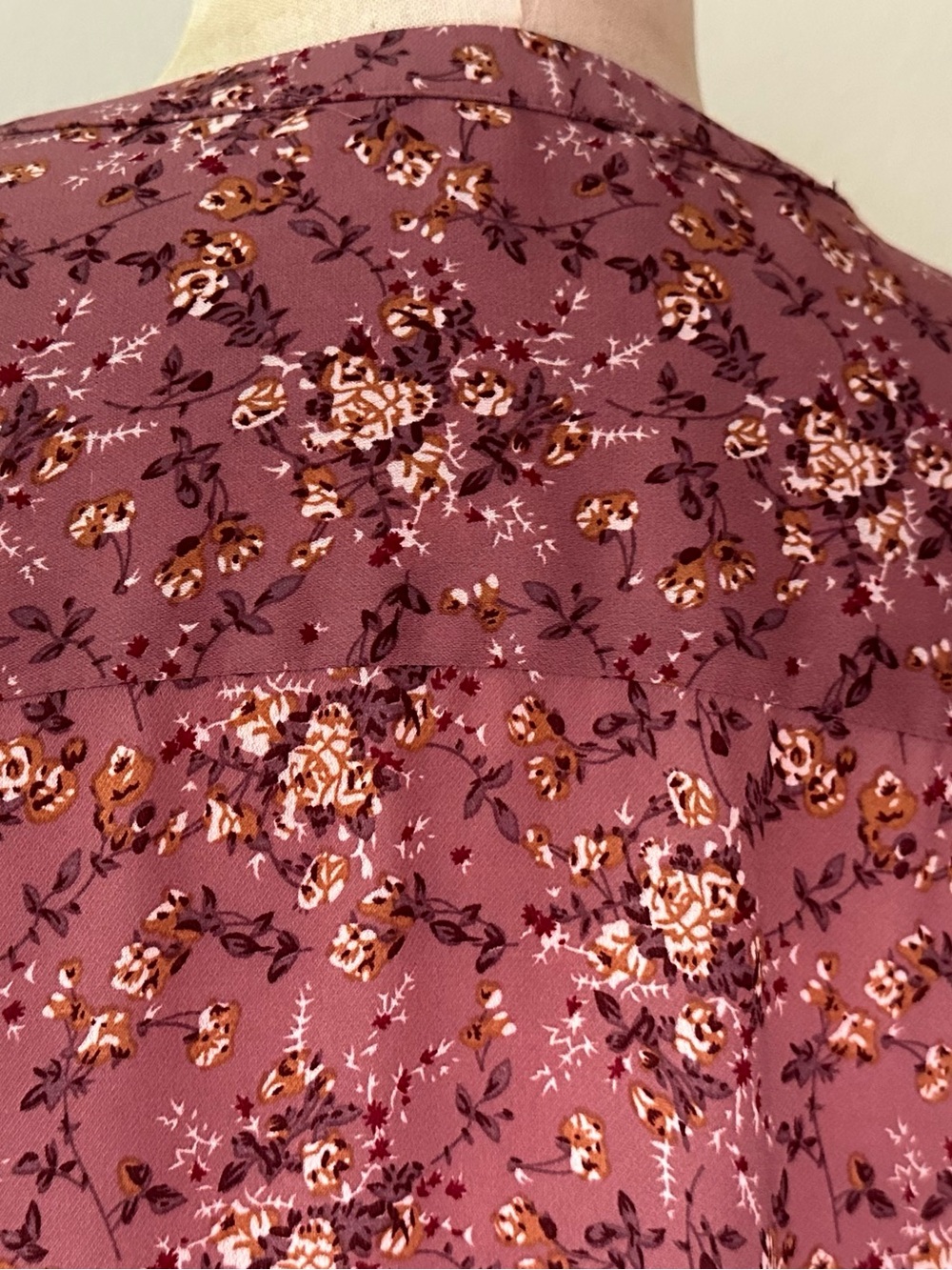 Floral and flowing Medium tunic pullover top with angel sleeves in 100 polyester - Picture 5 of 7